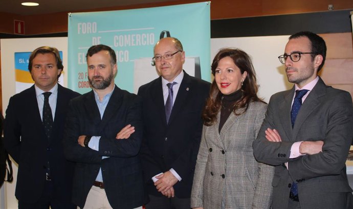 Repullo (izda.) en la inauguración del Foro de Comercio Electrónico
