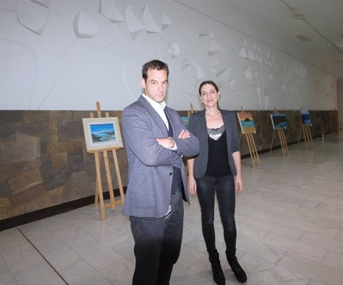 Yurena Dizy con sus obras de pintura que expone en el aeropuerto de Lanzarote