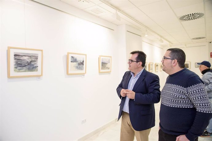 El diputado Antonio J. Rodríguez y el artista Juan A. Maldonado en la exposición