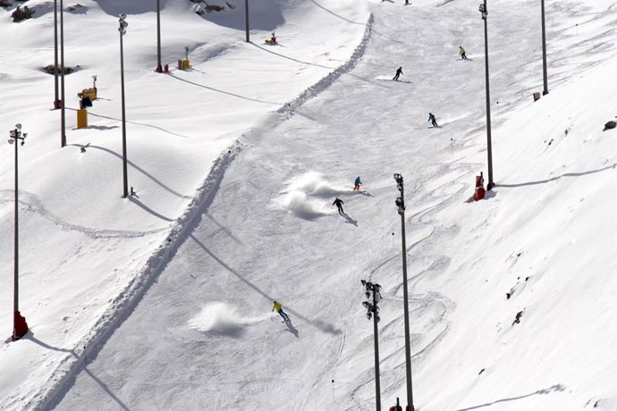 Sierra Nevada mejora la calidad de la nieve tras una inesperada nevada