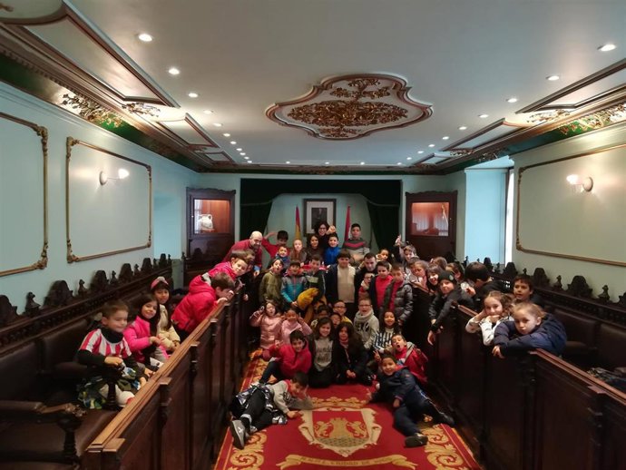 Los alumnos del CEIP San Felices de Bilibio visitan el Ayuntamiento de Haro 