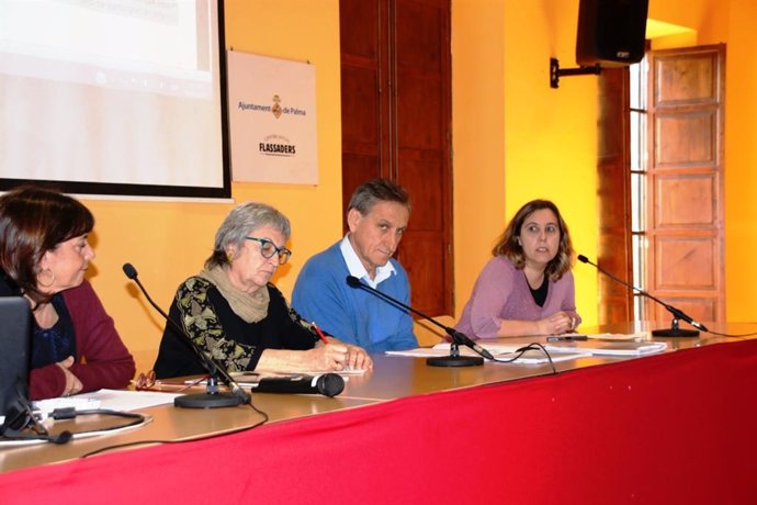 Cort celebra una mesa redonda sobre los derechos de la infancia por el Día Mundi