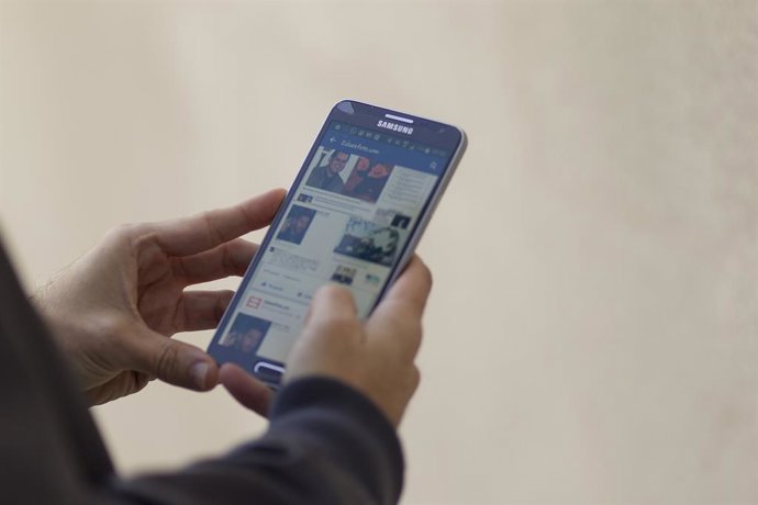 Facebook en un teléfono móvil