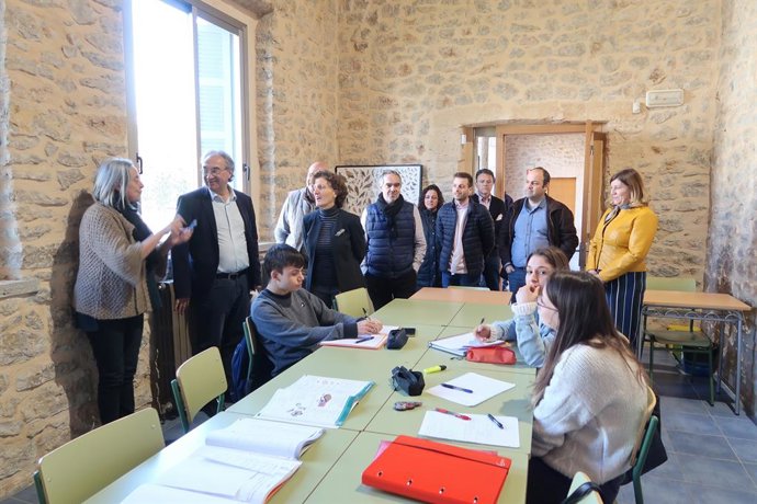 El conseller d'Educació, Martí March, durant la seva visita al CEP És Raiguer