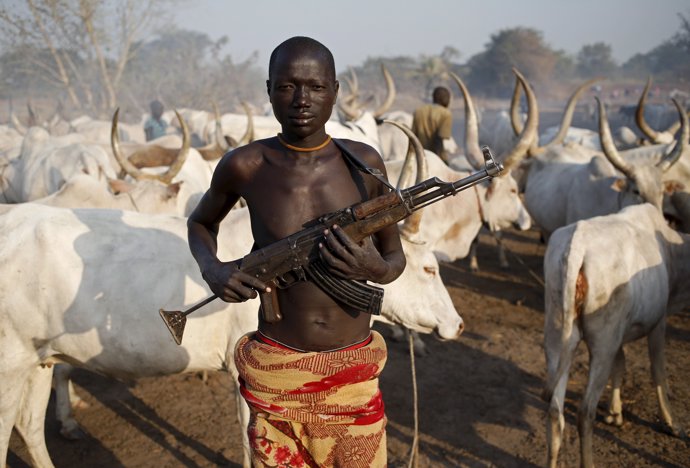 Un pastor dinka  con su ganado en Rumbek, Sudán del Sur