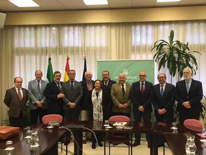 El consejero de Salud y Familias, Jesús Aguirre, recibe al Consejo andaluz de co