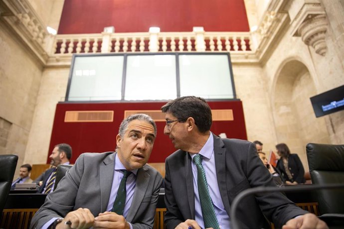 Elías Bendodo y Juan Marín durante la sesión plenaria