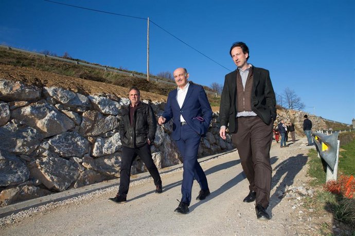 El consejero de Obras Públicas, José María Mazón, y otras autoridades en Vega de