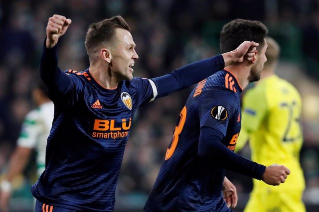 Denis Cheryshev celebra un gol con el Valencia CF