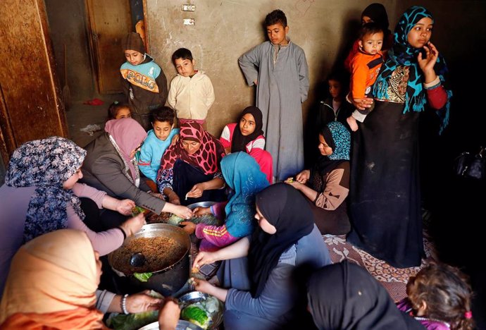 Una familia de Egipto se prepara para comer en la provincia de Fayum