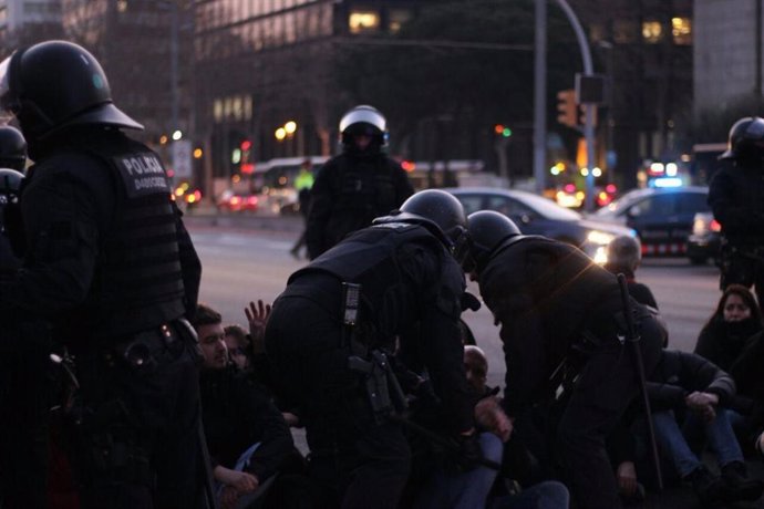 Els Mossos actuen en l'avinguda Diagonal de Barcelona per la vaga