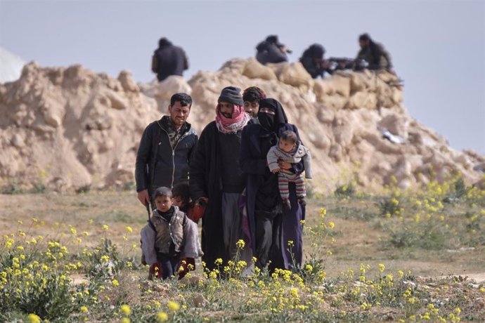 Una familia de Baghuz llegando a una base de las FDS