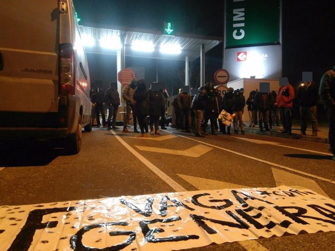 Piquetes bloquean en Lleida la cochera de autobuses, accesos a la UDL y la centr