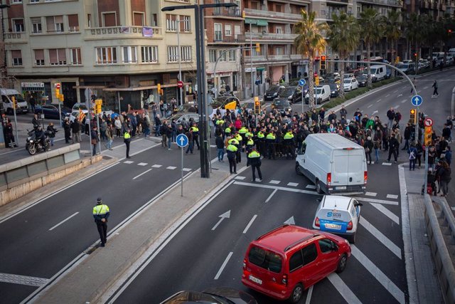 Manifestantes cortan la ronda General Mitre de Barcelona por la huelga