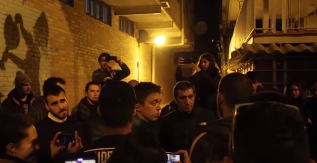 Escrache en Madrid de unos jóvenes a Íñigo Errejón