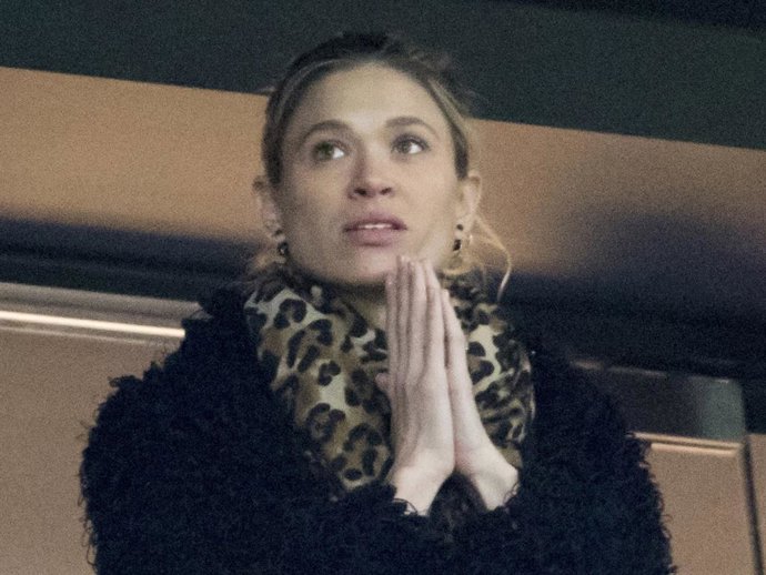 Carla Pereyra, junto con su pequeña Valentina, apoyan a Simeone desde el palco