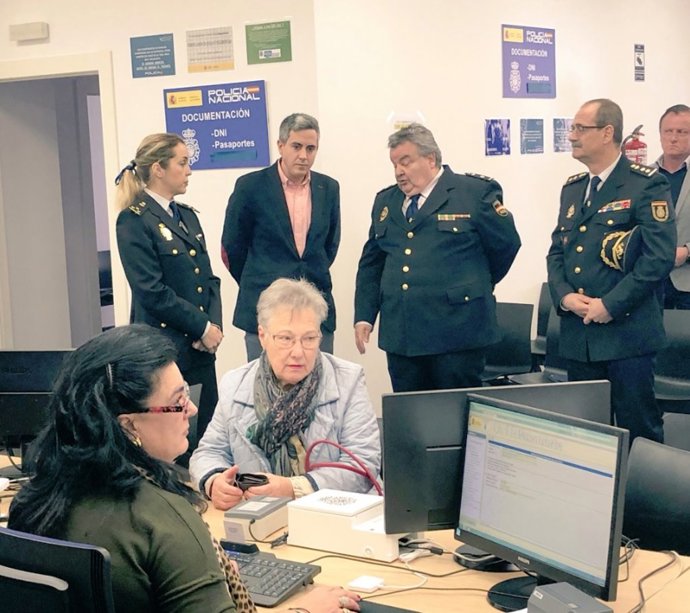 Zuloaga visita la Oficina de Documentación y Extranjería de la Policía Nacional 