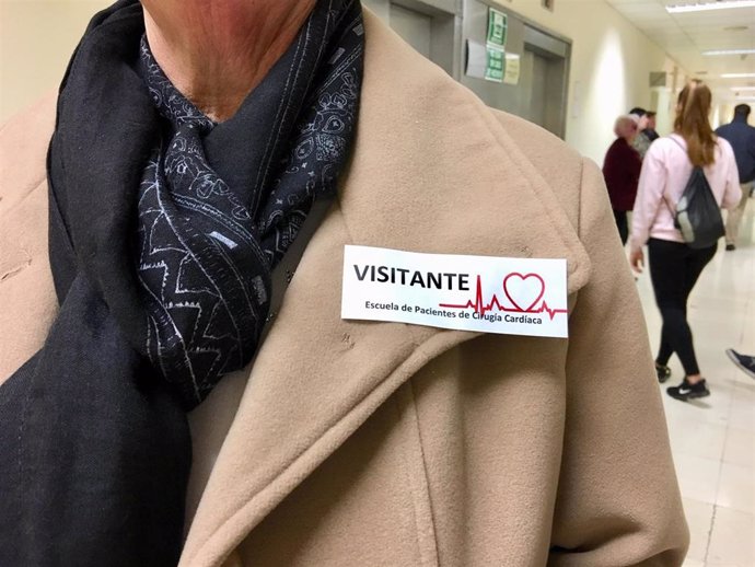 Pacientes de cirugía cardiaca y sus familias visitan el Hospital Clínico antes d