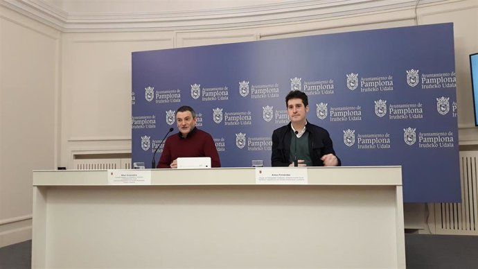 Mikel Armendariz (derecha), concejal de Participación Ciudadana de Pamplona