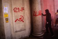 Els CDR protesten davant de Foment del Treball i CCOO per la vaga general