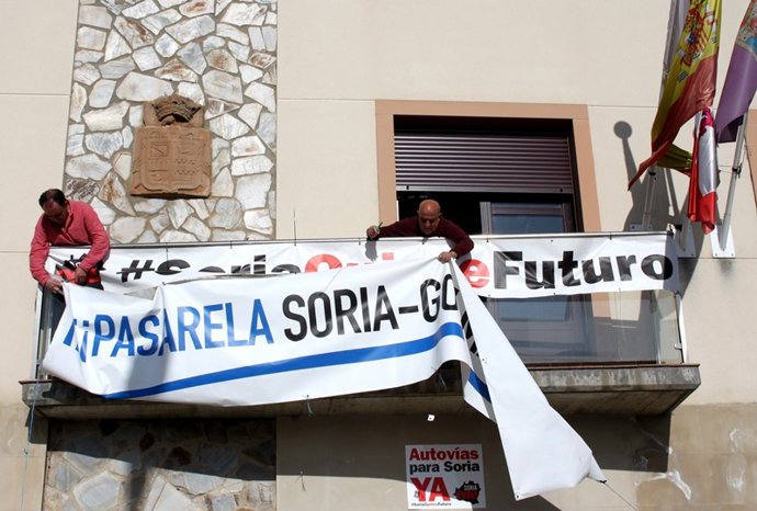 El alcalde de Golmayo, Benito Serrano, (izda) retira junto a un trabajador munic