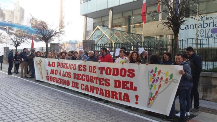 Concentración de protesta convocada por UGT, CCOO, CSIF, SIEP y TU
