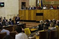 Moreno defiende los derechos de los andaluces en Cataluña que están siendo "pisoteados" por la Generalitat