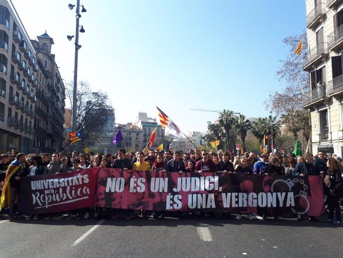Comena la manifestació estudiantil que omple la plaa Universitat de Barcelona