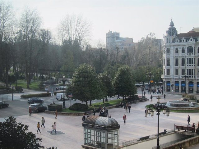 La plaza de la Escandalera de Oviedo en una tarde de sol.          
