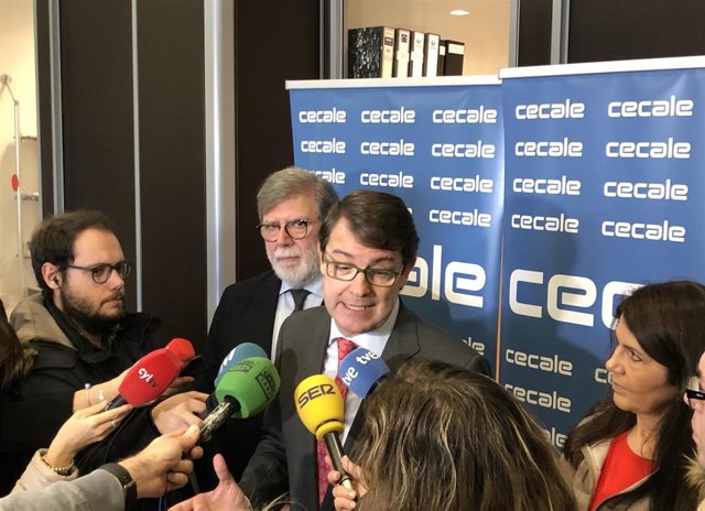 Mañueco atiende a los medios