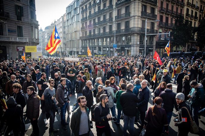 Els CDR es concentren a la plaa Urquinaona des de diversos punts de Barcelona