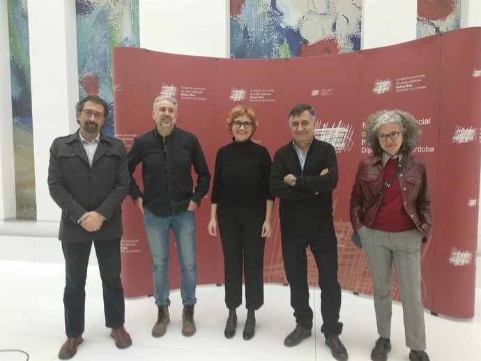 Ruz (centro), junto a artistas y el comisario, presenta la propuesta de ARCO