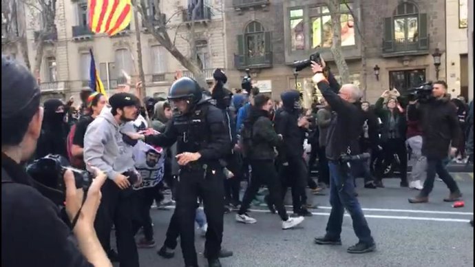 Tensión entre manifestantes y mossos en el paseo de Grcia de Barcelona