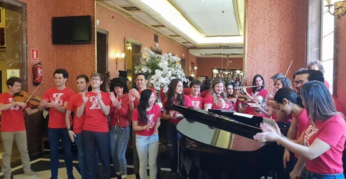 El Teatro de la Zarzuela rejuvenece 'La verbena de La Paloma', una versión del s