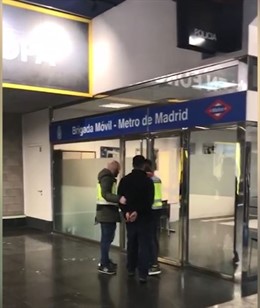 Sucesos.- Detenido un hombre por agredir a su pareja en el Metro la noche de San