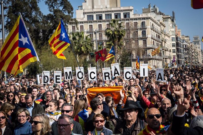 Manifestación estudiantil en Barcelona con motivo de la huelga general en Catalu