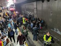 Els manifestants reprenen el tall de Rodalies a Plaa Catalunya després de retirar-se uns minuts