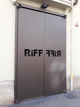 Puerta del restaurante Riff cerrado