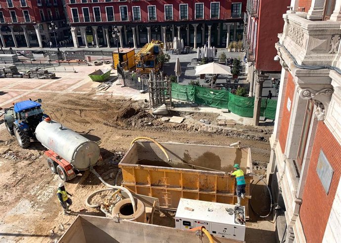 Saravia mantiene que las obras de la Plaza Mayor van "bien" y se podrían desplaz