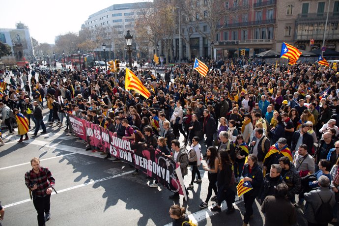 Manifestación estudiantil en Barcelona con motivo de la huelga general en Catalunya contra el juicio del procés