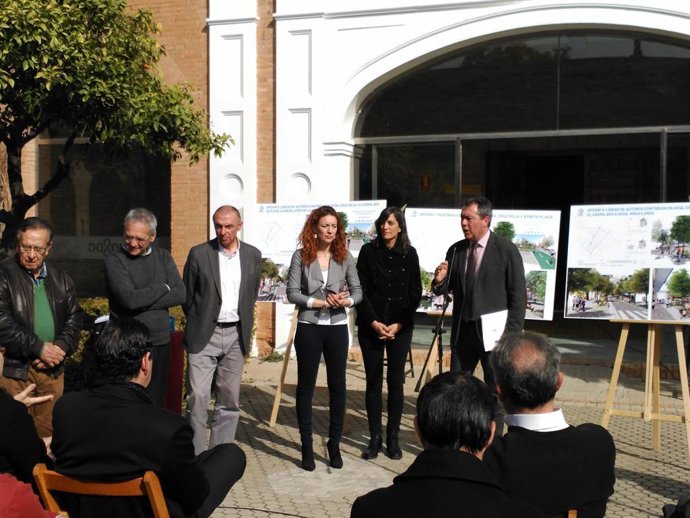 Espadas presenta a vecinos de Cruz Roja la remodelación de la avenida