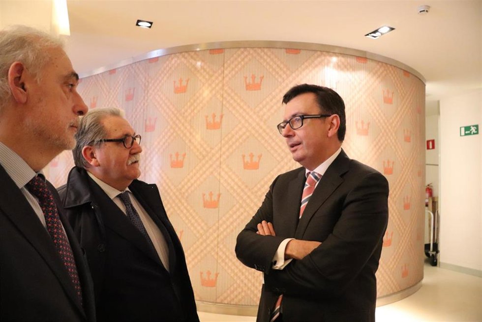 Escolano hablando con responsables de la Cámara de Comercio
