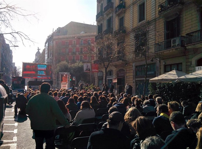 mnium corta la calle Diputació de Barcelona para seguir la declaración de Cuixa