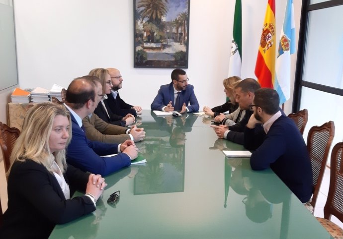 Cádiz.- La Junta traslada al alcalde de La Línea su compromiso para resolver los