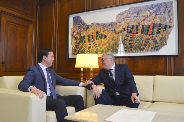 Encuentro institucional entre J. A. García y J. Caicedo, de Autoridad Portuaria.