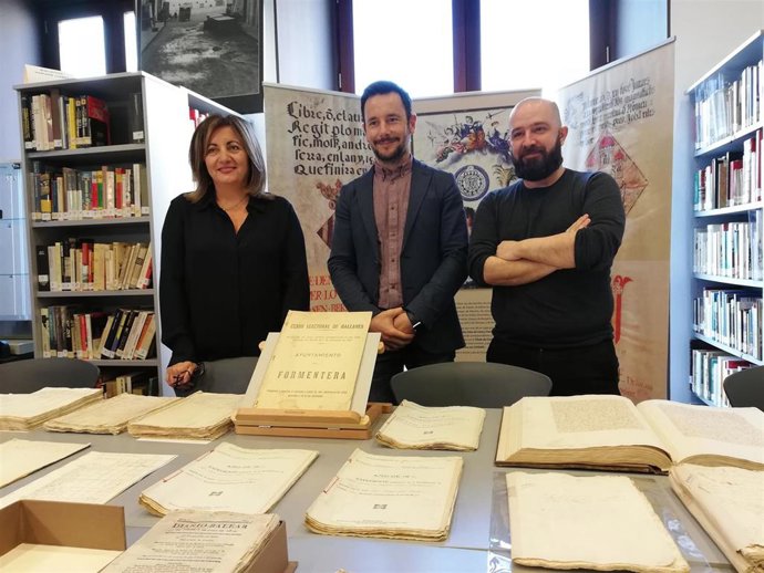 Tur destaca que la digitalización de documentos de la Antigua Universidad de Ibi
