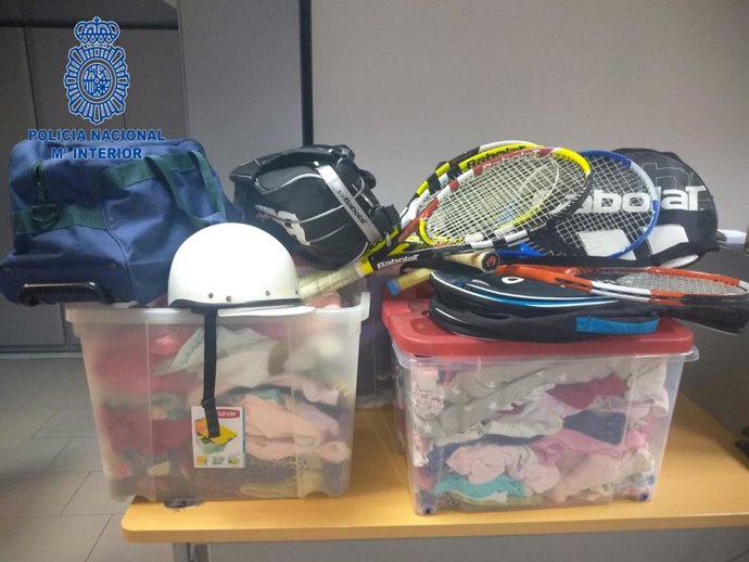 Raquetes i roba robades a Son Rapinya i recuperades per la Policia