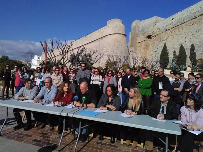 Un centenar de personas se concentra en Ibiza en apoyo al docente que se disfraz