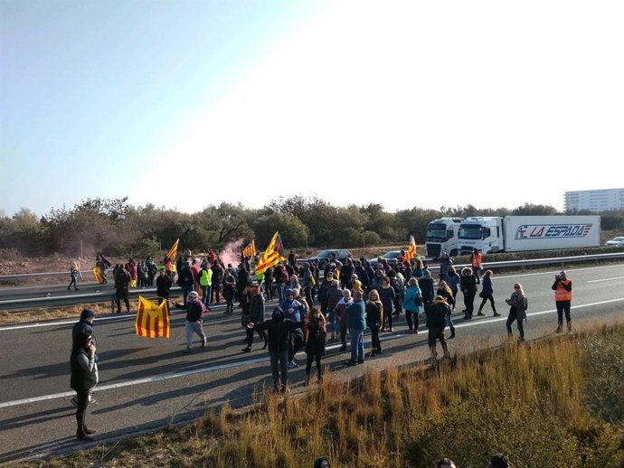 Los CDR cortan la AP-7 en L'Ampolla (Tarragona) por la huelga general