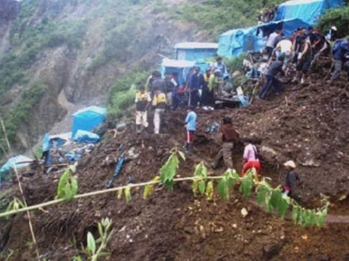 Al menos seis muertos por un deslizamiento de tierras sobre un campamento minero